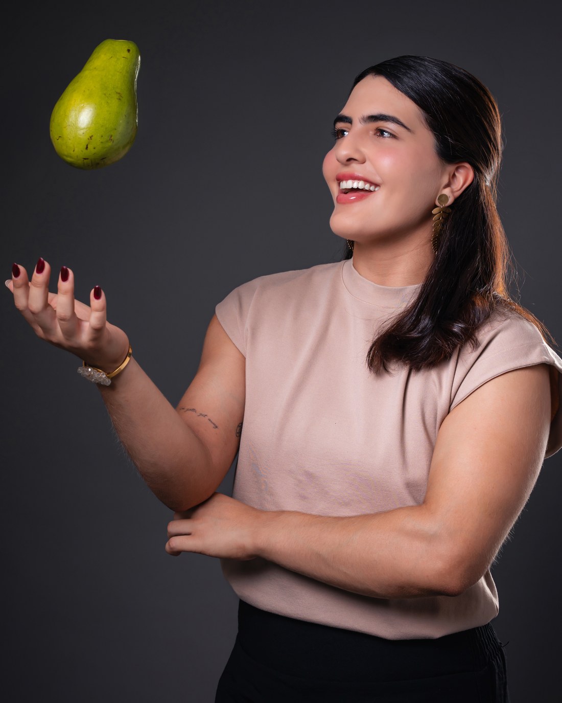 Mariana Aragón lanzando un aguacate al aire